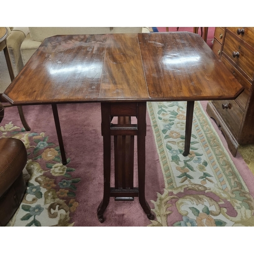 1031 - An Edwardian Mahogany Sutherland Table of large size. H 69 x  W 75 L 18/74 cm approx.