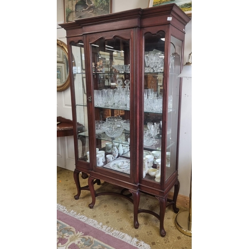 809 - A 20th Century Mahogany single door Display Cabinet of good quality with glass shelves. W 117 x H 18... 