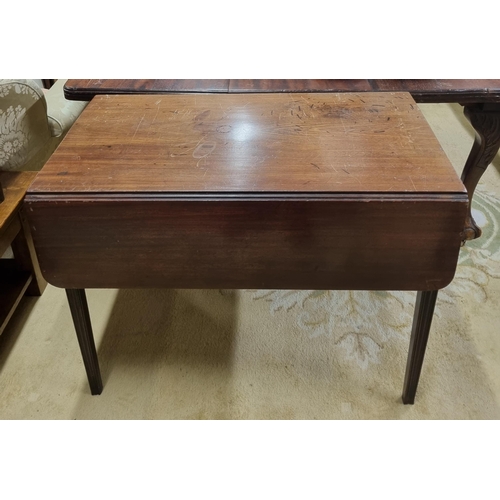 507 - A Georgian Mahogany drop leaf Table with fluted tapered supports. 94 x 100 x H 72 cm approx.