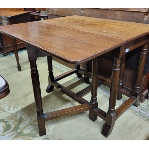 547 - A 19th Century Mahogany gateleg drop leaf Table.
92 x 125 x H 76 cm approx.