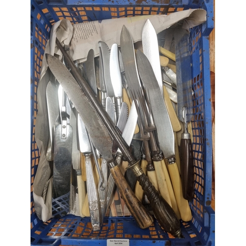 518 - A good quantity of carving Utensils.