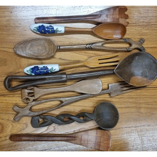 518 - A good quantity of carving Utensils.