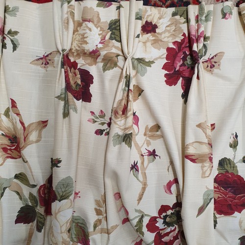 987 - A good pair of Lined cream ground floral Curtains with curtain pole and tiebacks.
Pleated Top100 cm ... 