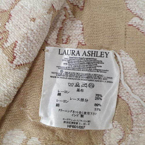 1058 - A good cream ground floral Laura Ashley Bedspread along with a quantity of linen.
L 193 x W 144 cm a... 