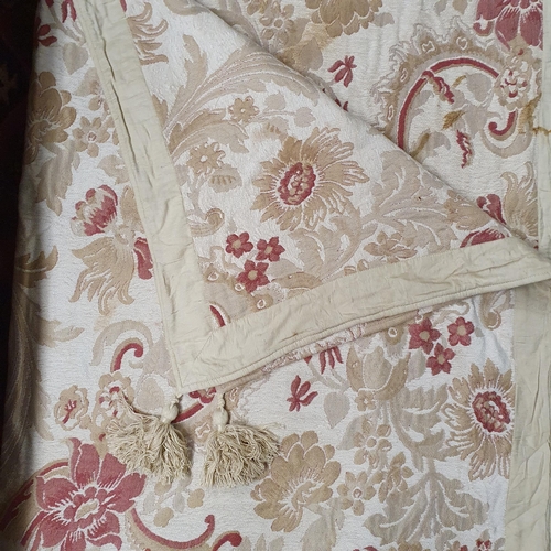 1058 - A good cream ground floral Laura Ashley Bedspread along with a quantity of linen.
L 193 x W 144 cm a... 