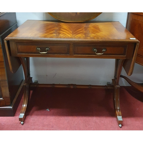 579 - A good Mahogany Sofa Table with twin frieze drawers on splayed supports and brass castors.
56 x 143 ... 