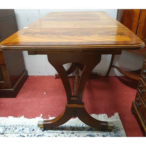 579 - A good Mahogany Sofa Table with twin frieze drawers on splayed supports and brass castors.
56 x 143 ... 