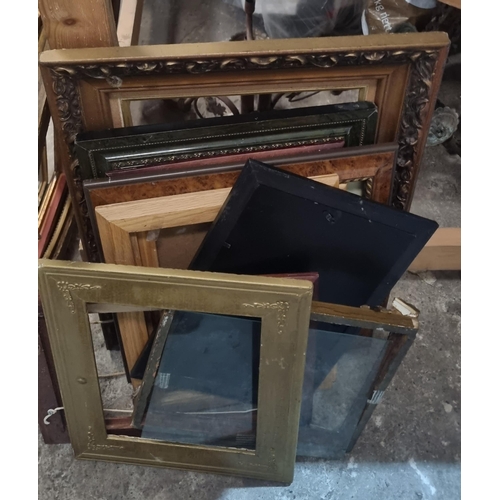 1243 - A large quantity of Frames.