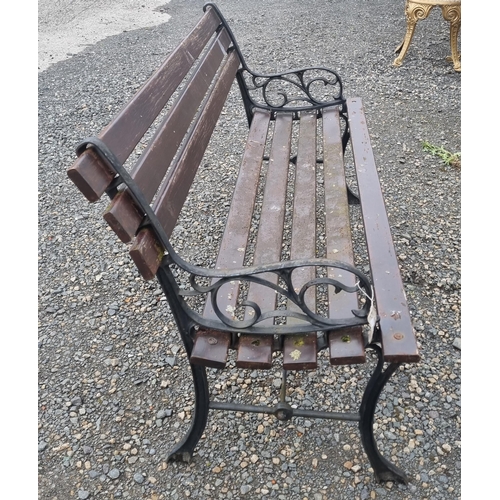 1310 - A Vintage garden Bench. W 122 cm 
BH 66 cm