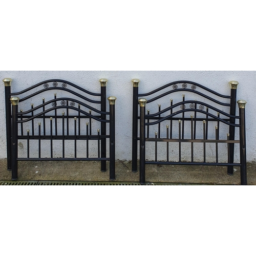 1320 - A Pair of Metal single beds.
H 88 x W 65 x L 195 cm approx.