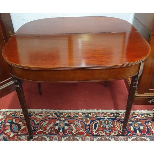 33 - A fantastic early Regency Mahogany fold over tea Table in the manner of Gillows with fine reeded sup... 