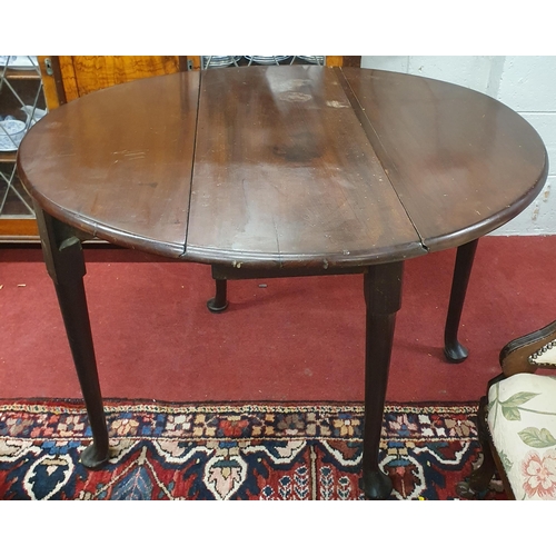 87 - Circa 1780. A good Georgian Mahogany Dropleaf Table on simple pad feet. 90 x 99 x H 70 cm approx.