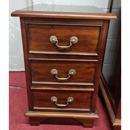 78 - A good pair of Mahogany bedside Cabinets. 45 x 46 x H 71 cm approx.