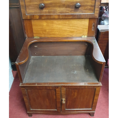 100 - A Georgian Mahogany Side Cabinet with lift up lid.
75 x 50 x H 76 cm approx.