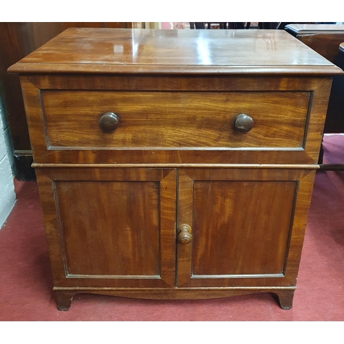 517 - A Georgian Mahogany Side Cabinet with lift up lid.
75 x 50 x H 76 cm approx.