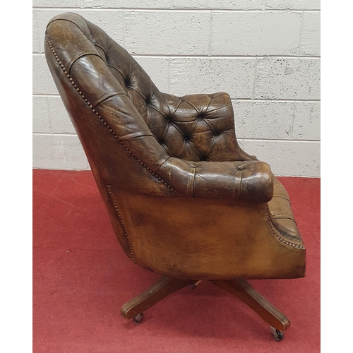 200 - A good 20th Century green Leather Office Chair with deep buttoned upholstery.
 SH 42 x W 77 x D 72 c... 