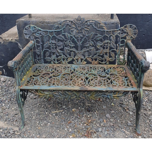 29 - A good Cast Iron garden Bench with Oak leaf decoration and Rams head arms.
H 88 x W 104 x D 60 cm ap... 