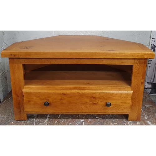 732 - A modern Oak Television Stand. W 90 x 51 x H 50 cm approx.