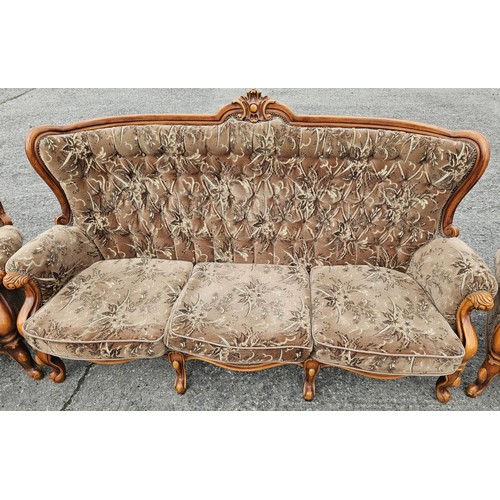 722 - A very good early - mid 20th Century three piece suite with deep buttoned back on cabriole supports.... 