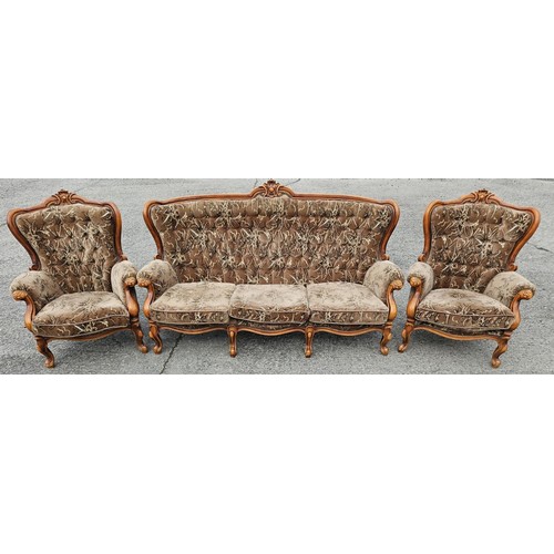 722 - A very good early - mid 20th Century three piece suite with deep buttoned back on cabriole supports.... 