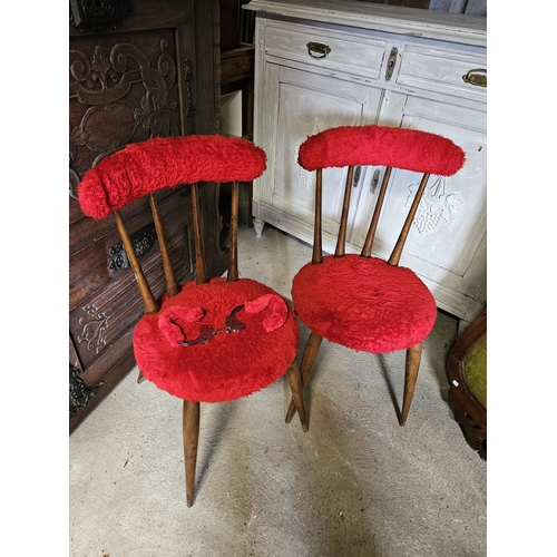 650 - A very eclectic pair of Chairs in red furry fabric and extras for your pleasure.
BH 80 x SH 44 x D 4... 