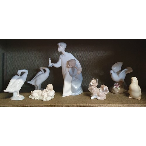 400 - A good quantity of Lladro Figures to include a boy and a girl with a night light. two swans, a dog e... 