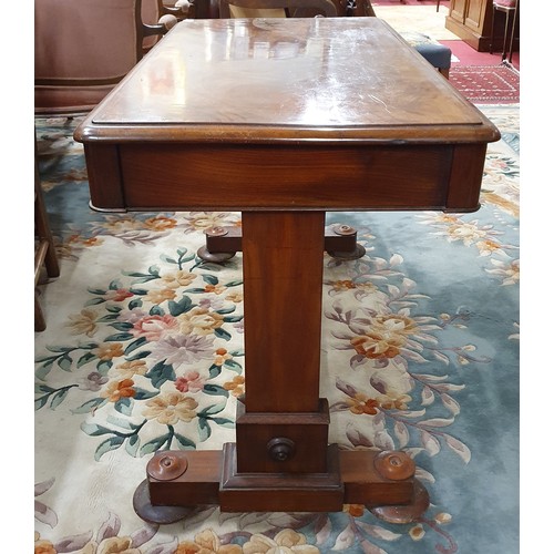 580 - A good early 19th Century Mahogany Library Table with twin frieze drawer and flame grained mahogany ... 