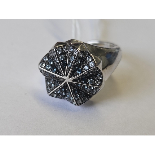 616 - A large Silver cluster Ring, size M.