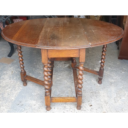 772 - An early 20th Century Oak Gateleg Table.
H 73 x W 88 x D 44 cm approx.