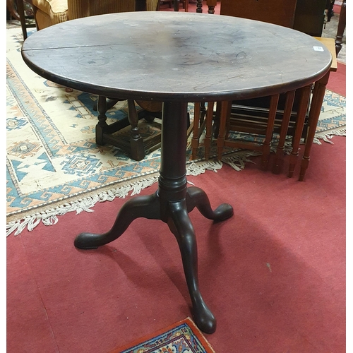 1385 - An early Georgian Mahogany circular Supper Table with Honduras Mahogany top on tripod support. Circa... 