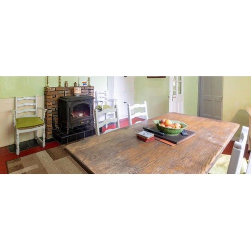 1396 - A good Oak and painted Hardwood kitchen Suite consisting of a Table and set of Chairs.