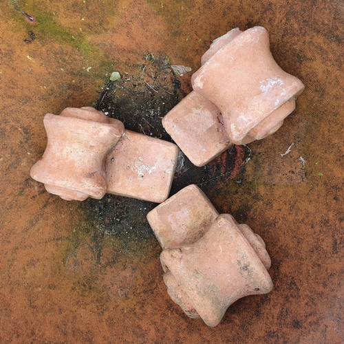 1405 - A really good pair of Italian Terracotta Pots on stands with a highly molded outline.
H 35 x D 54 cm... 