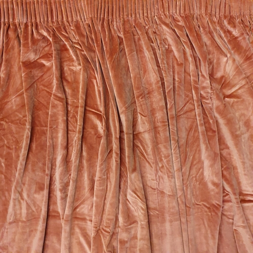 1463 - A Pair of Dark Pink coloured Lined Velvet Curtains.
Pleated Top Width 127 x Length 145 cm approx.