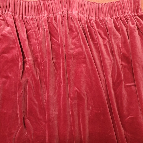 1465 - A Pair of Burgundy coloured Lined Velvet Curtains.
Pleated Top Width 75 x 145 Length cm approx.