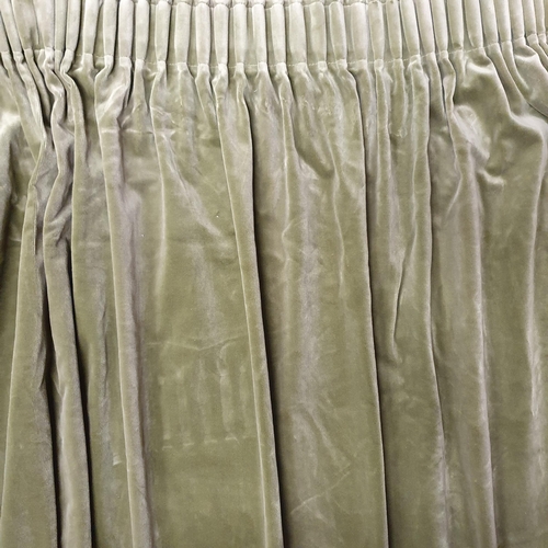 1468 - A Pair of Moss Green coloured Velvet Curtains.
Pleated Top Width 122 x 165 Length cm approx.