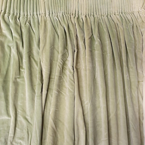 1470 - A Pair of Mint Green coloured Lined Velvet Curtains.
Pleated Top Width 142 x 165 Length cm approx.