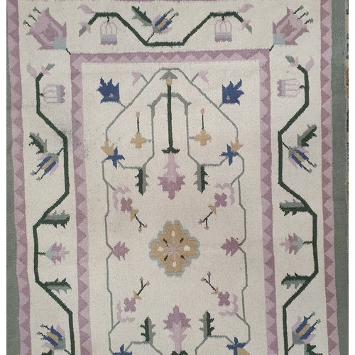 1471 - A Cream ground Rug.
120 x 189 cm approx.