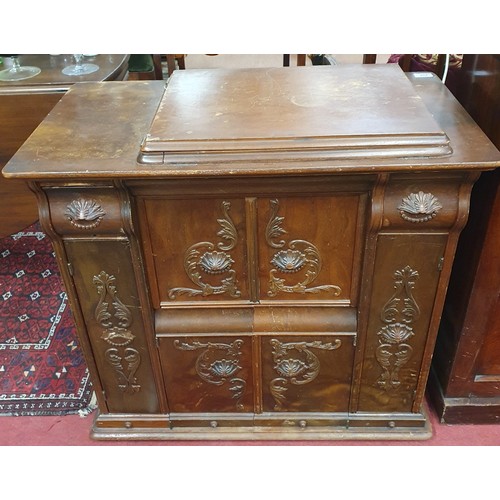 1574 - A cased Singer Sewing Machine with fully fitted cabinet. 81 x 43 x H 75 cm approx.