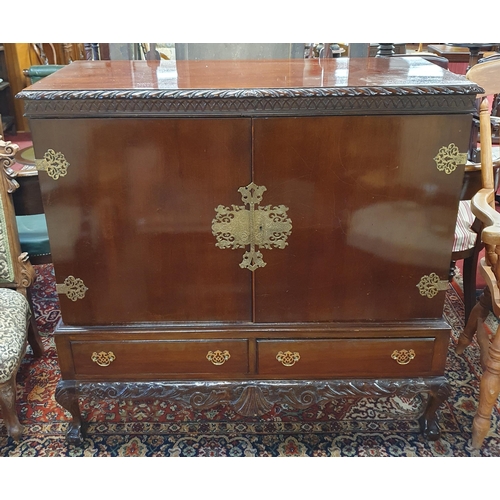 252 - A good early 20th Century Mahogany two door Side Cabinet on hairy paw feet with shell frieze and rop... 