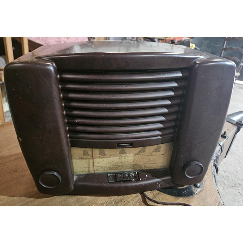 319 - A vintage Bakelite Radio.