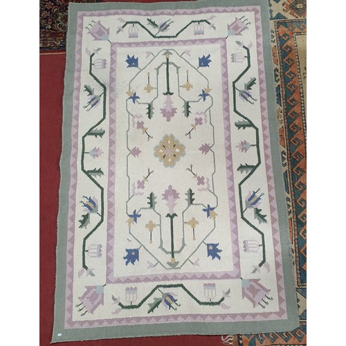 1471 - A Cream ground Rug.
120 x 189 cm approx.