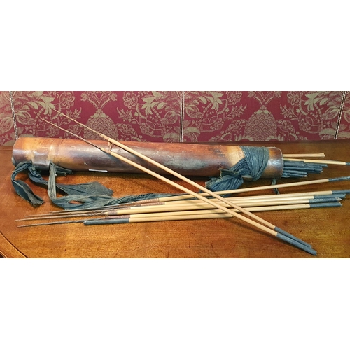 654 - A good quantity of Arrows in a leather quiver. L65 cm approx.