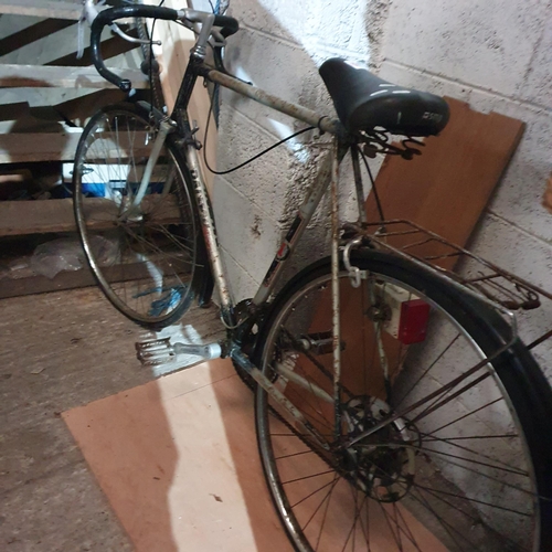 1098 - A vintage Rudge Bicycle and a vintage Raleigh racing bicycle.