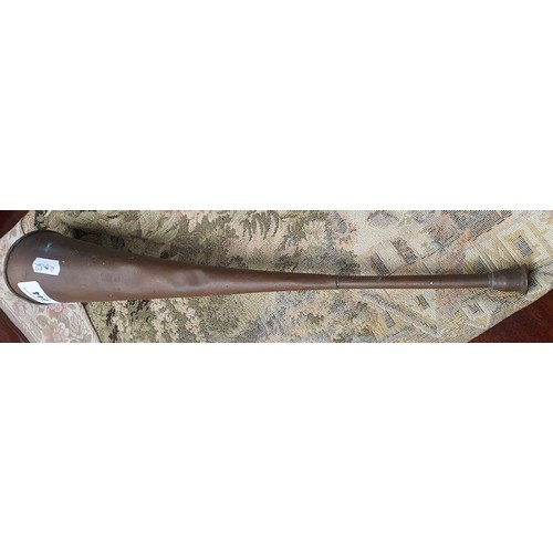 644 - An unusual 19th Century Copper hunting Horn, 40 cm long approx.