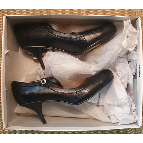 100 - A pair of Pied a Terre Ladies Black Leather Shoes. Pre-owned, as new. Size 38. Excellent condition r... 