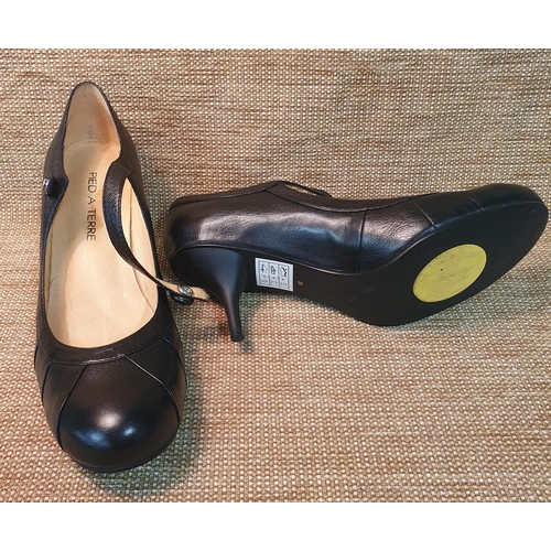 100 - A pair of Pied a Terre Ladies Black Leather Shoes. Pre-owned, as new. Size 38. Excellent condition r... 