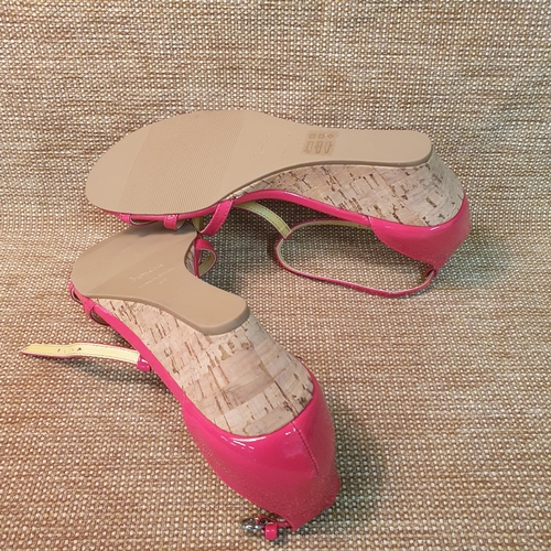 106 - A pair of Ladies Shoes by Boden. Pink Leather
pre-owned, as new, never worn. Size 39. Excellent cond... 