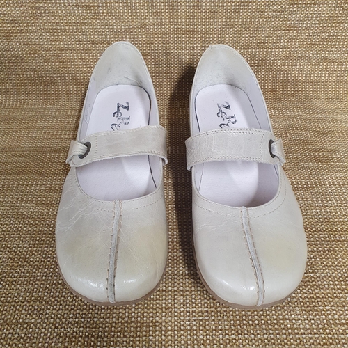 107 - A pair of Ladies Shoes by Zerep. Green Leather.
Pre-owned, as new. Size 39. Excellent condition reta... 