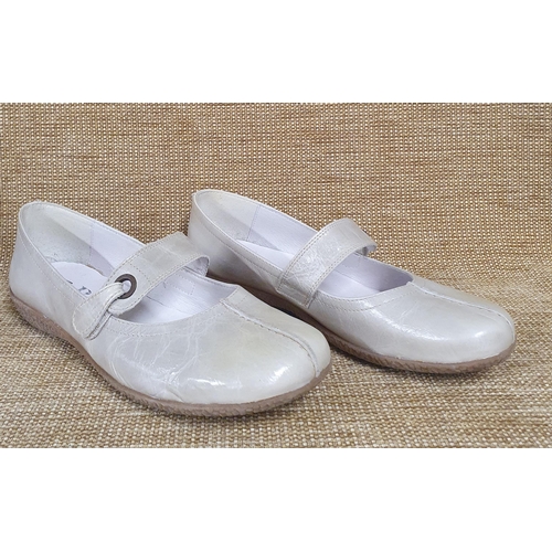 107 - A pair of Ladies Shoes by Zerep. Green Leather.
Pre-owned, as new. Size 39. Excellent condition reta... 