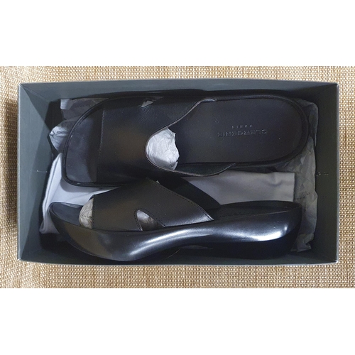 111 - A pair of Ladies Shoes by Robert Clergerie of Paris. Black Leather slip on. Pre-owned, as new. Size ... 